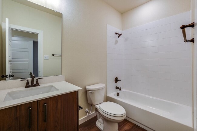 Building Photo - AVAILABLE NOW! GORGEOUS 4 BEDROOM DUPLEX L...