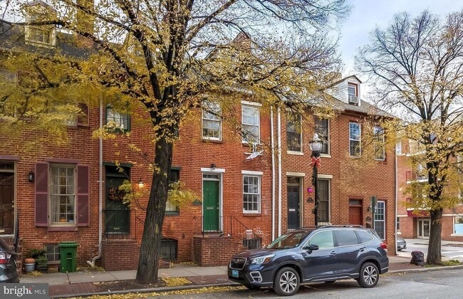 Building Photo - 825 S Charles St