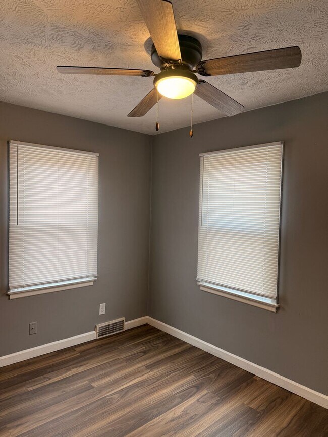 Building Photo - Newly Remodeled 4 bedroom