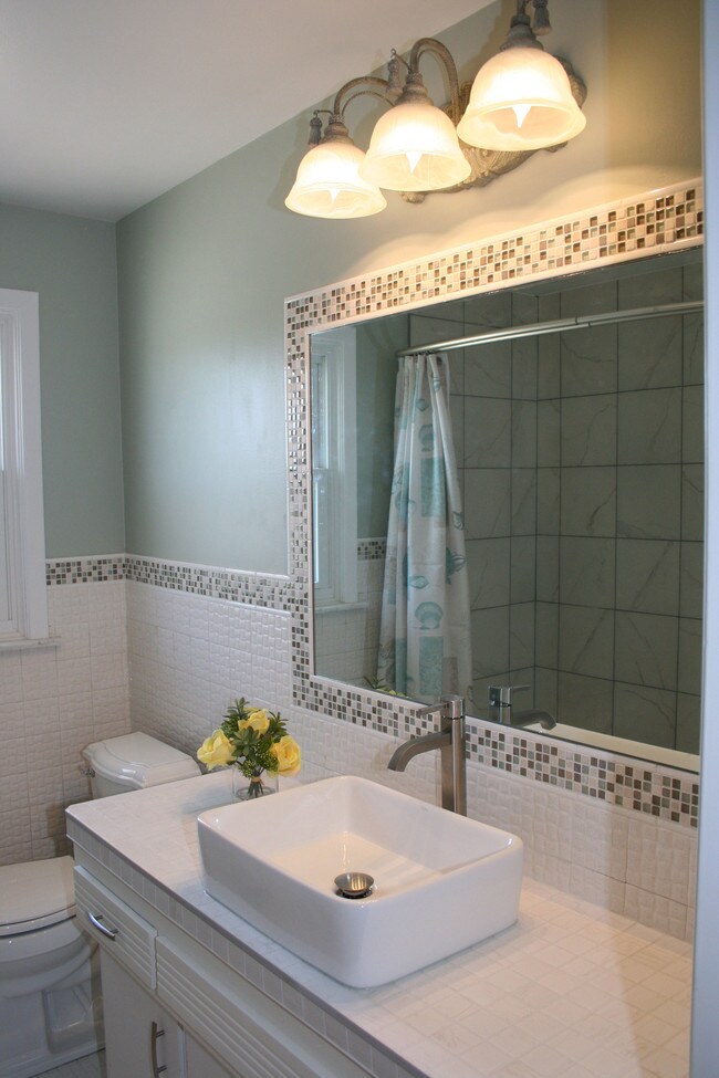 Full-Bath - 1269 Bonnie Ln