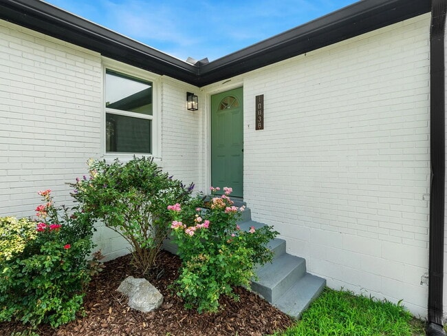 Building Photo - 2 Bedroom, 1 Bathroom Duplex Near Woodbine...