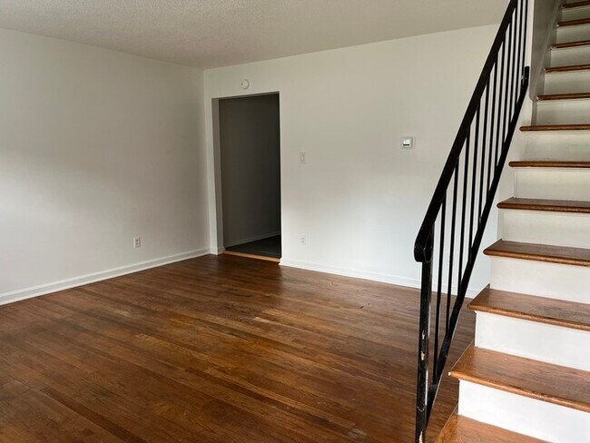Building Photo - Adorable 2 Bed 1 Bath Available NOW!