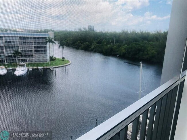 Building Photo - 1523 E Hillsboro Blvd