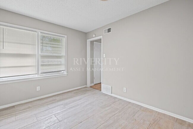 Building Photo - WHITEHAVEN GEM!!!! SECTION 8 WELCOMED !!!