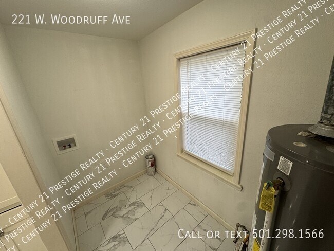 Building Photo - 221 W Woodruff Ave