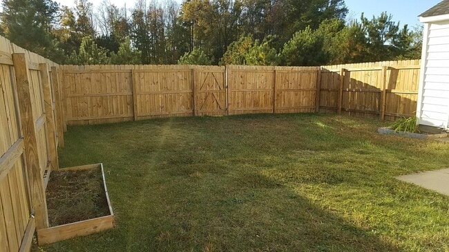 Building Photo - 3 bed, 2.5 Bath 1440sf End-Unit Henrico To...