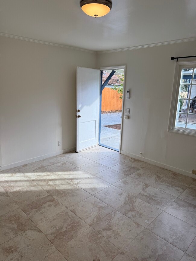 Building Photo - 1445 E Woodbury Rd