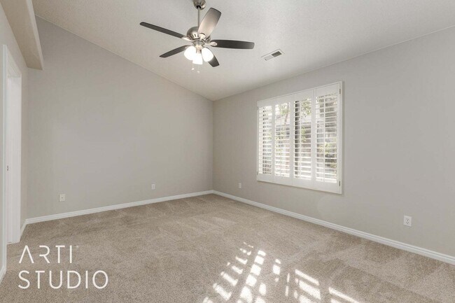 Building Photo - Beautiful home in well kept community