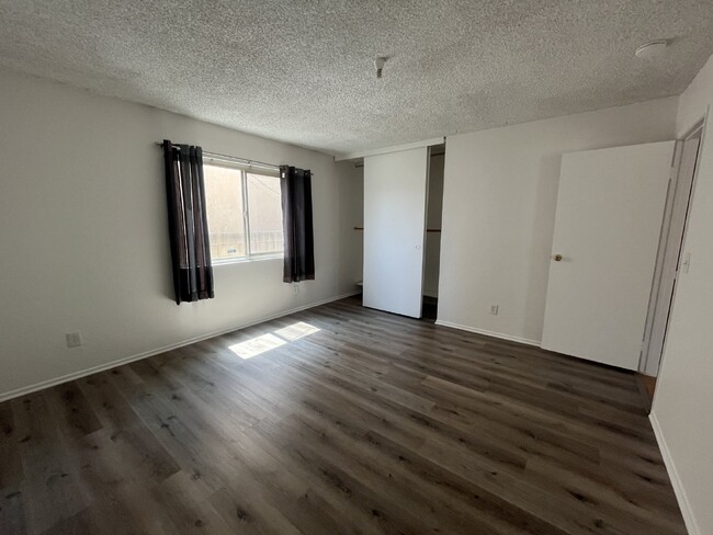 Building Photo - 2 Bedroom Unit with Large Patio