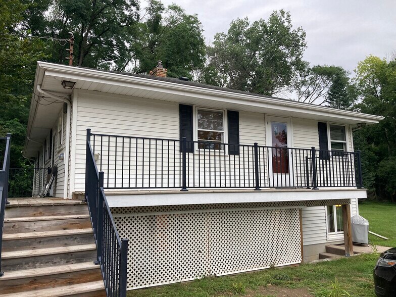 3080 Perrot Upper Deck - 3080 Perrot Ave S
