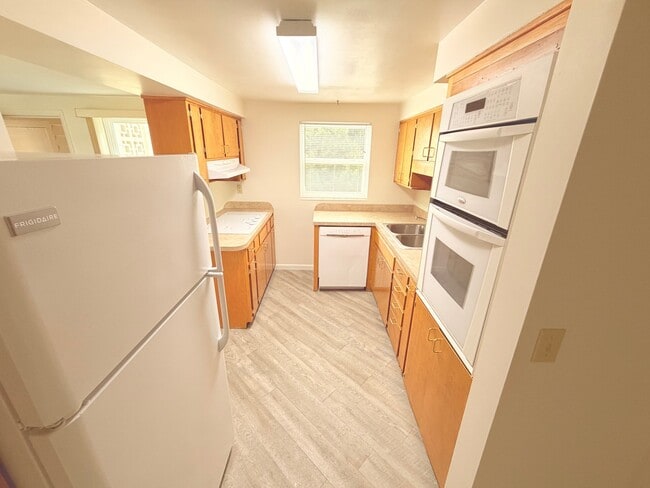 Building Photo - 8915 Silver Lake Dr