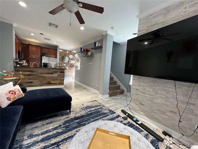 Building Photo - Stunning Townhome Near Medical Center!