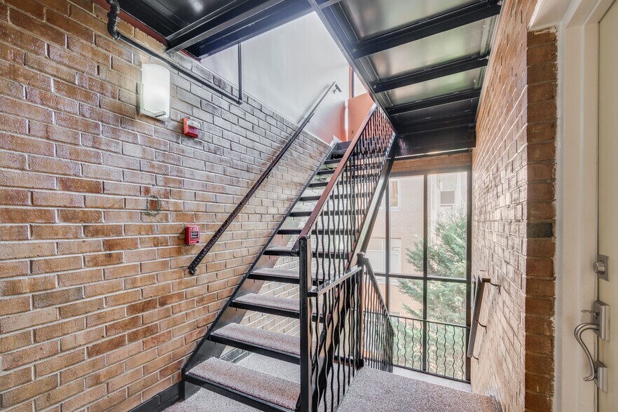 Just one floor from the amazing roof deck - 1354 Euclid St NW