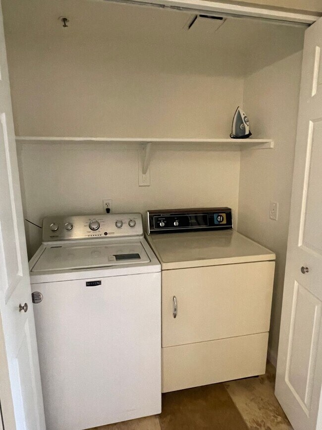Building Photo - 1 Bedroom/1 Bath community pool Great Scottsdale location.