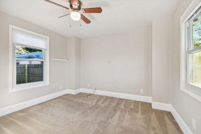 Building Photo - Charming 3 bed 2 bath North Kenwood home w...