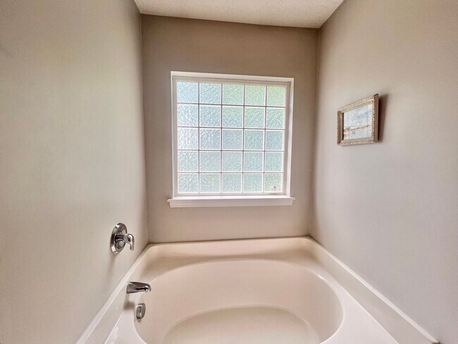 Building Photo - Charming 4BD, 2.5BA Durham Home with a Bonus Sun-Room & Fenced In Yard Only 10 Minutes Away from ...