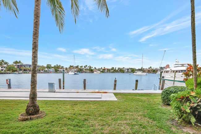 Building Photo - 2727 Yacht Club Blvd