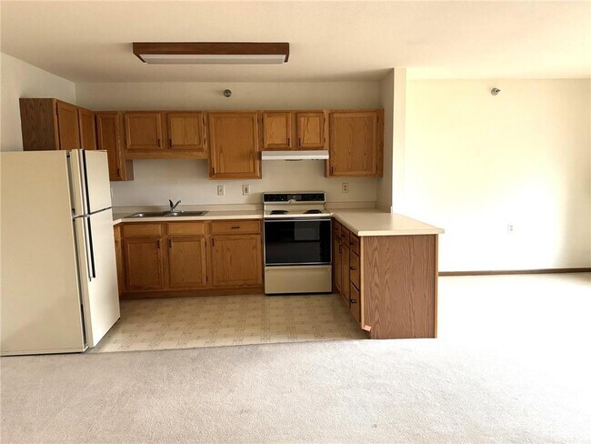 Building Photo - 611 Main St S