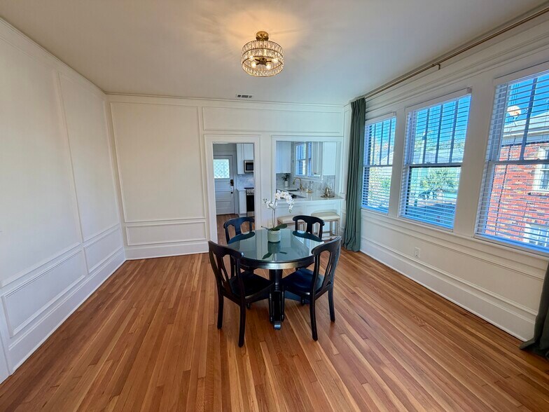 Building Photo - 726 E 40th St