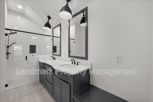 Building Photo - 816 Tesslynn Ave