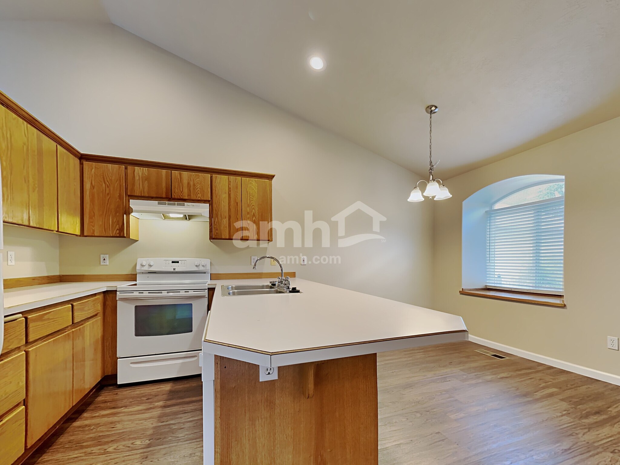 Building Photo - 641 NW Meadows Dr