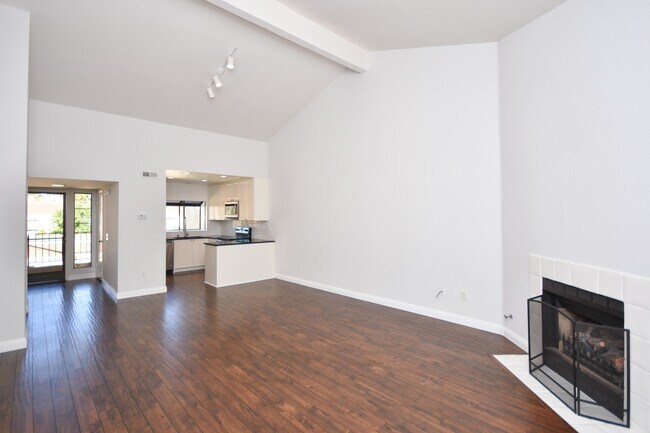 Building Photo - Cozy Upstairs Unit with Greenbelt View!