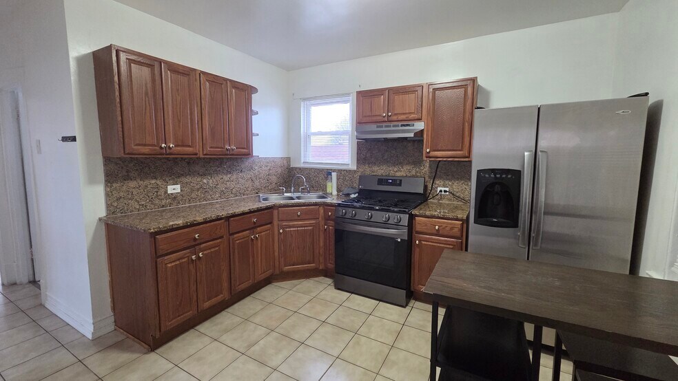 Building Photo - 2446 N Rutherford Ave