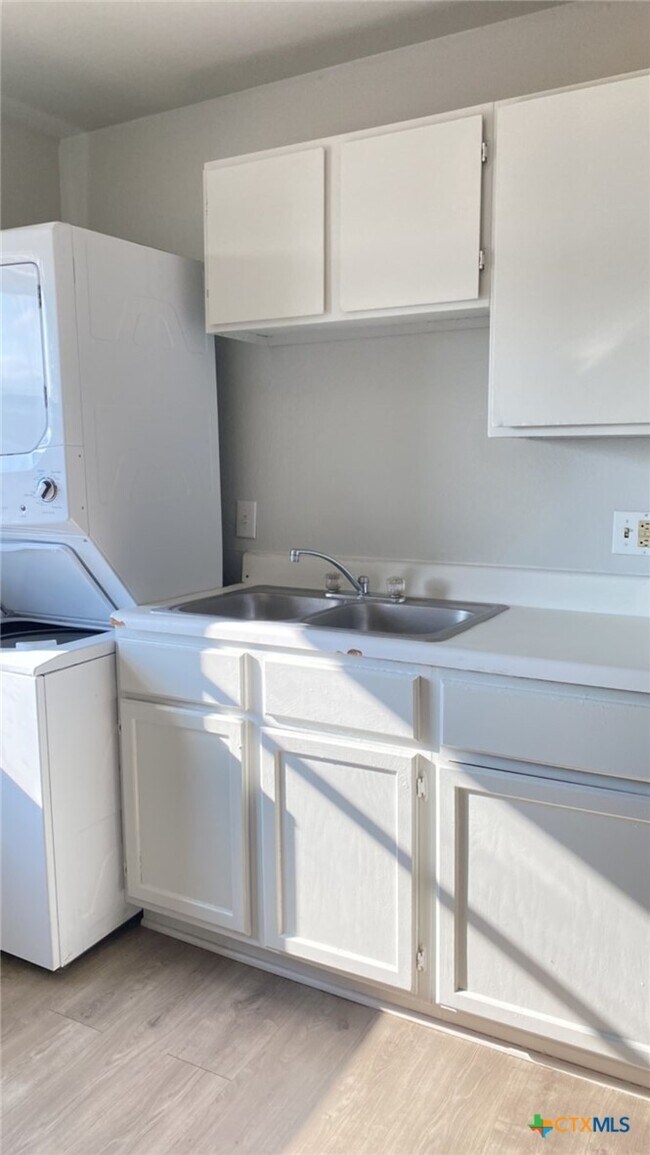 Building Photo - 303 North Dr