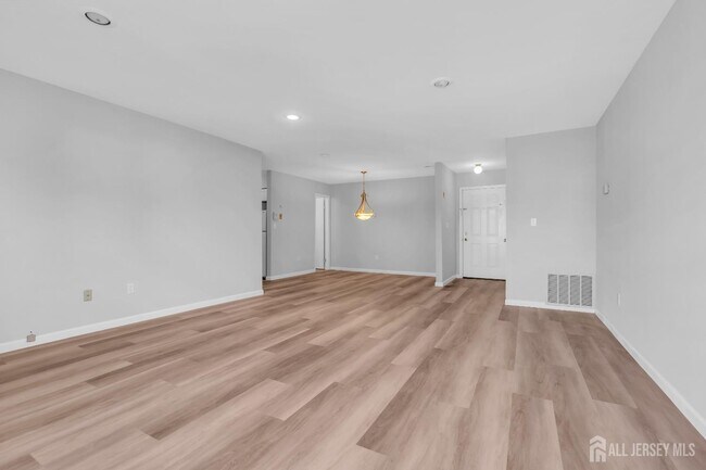 Building Photo - 213 Main St