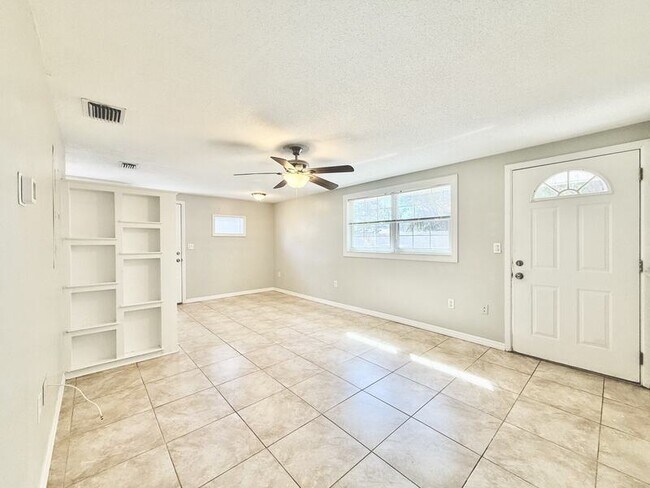 Building Photo - 5852 Monroe St