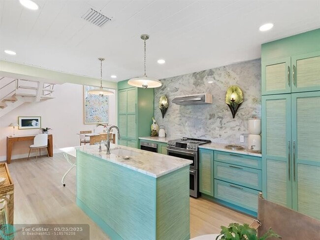 Building Photo - 325 Poinciana Dr