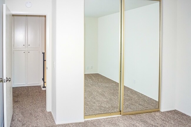 Building Photo - STUNNING 3BD/2.5BA TOWNHOUSE - BONITA VIEW...