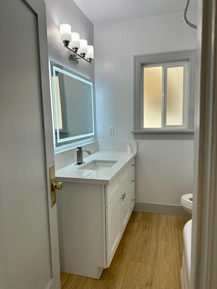 Full bath - 1050 S Hayworth Ave