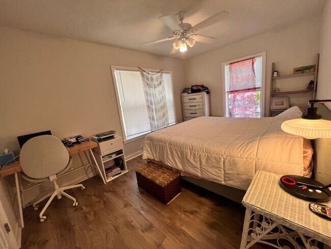 Building Photo - Gulfport charm 3/1 1 car garage