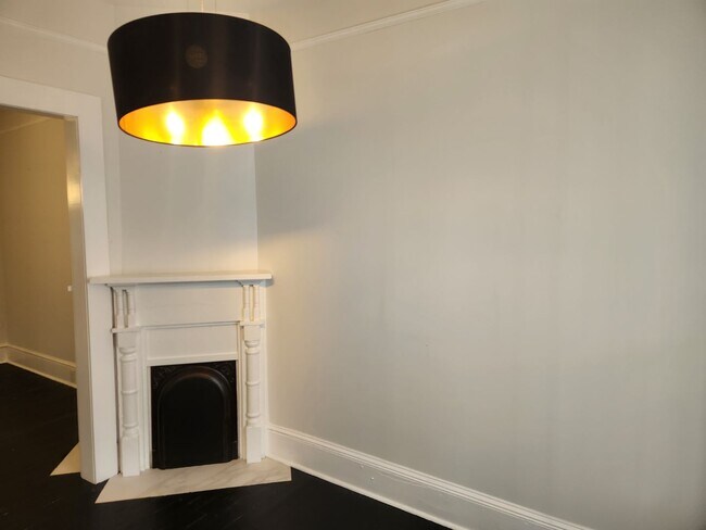 Building Photo - Charming Railroad-Style Townhouse Near Forsyth Park & Starland