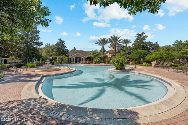 Building Photo - GROUND-LEVEL, 2-bedroom, 2-bath condo loca...