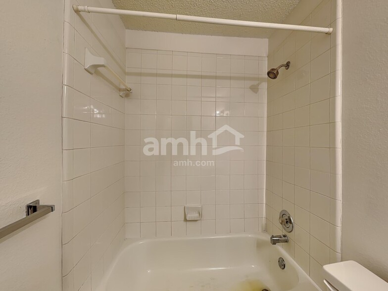 Building Photo - 4504 Highlands Dr