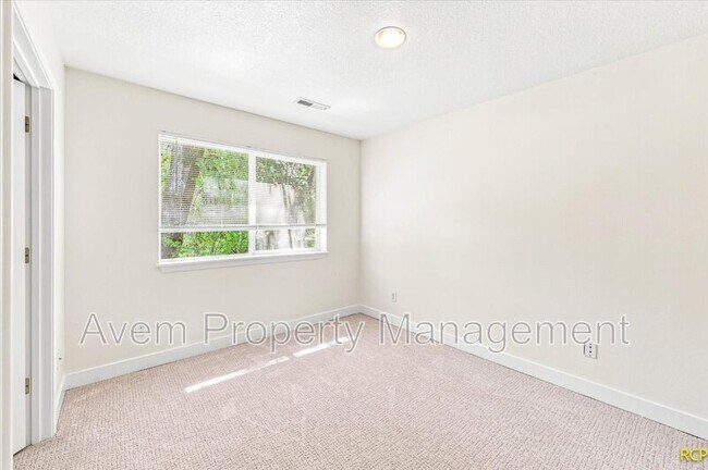 Building Photo - 3978 SW Pinewood Way