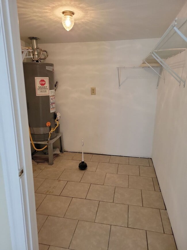 Building Photo - 3 BD 1.5 BA Ocean Springs Rental in the Go...