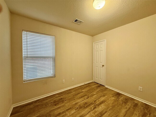 Building Photo - 14802 Fir Knoll Way