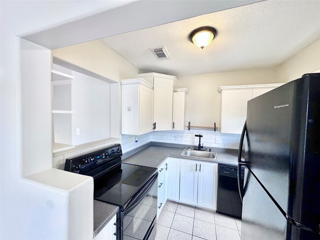 Building Photo - 629 E 11th St