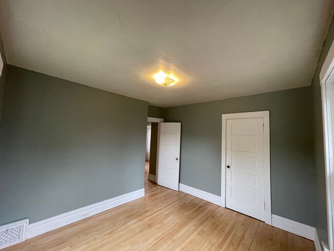 Building Photo - AVAILABLE NOW - 3 BED 1 BATH