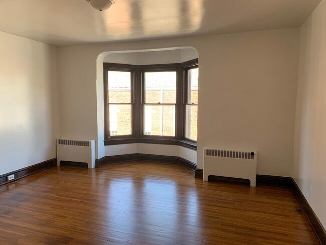 Building Photo - Spacious 4 Bedroom 1.5 Bath, 2 Car Garage-...