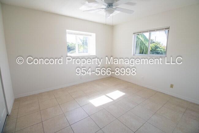 Building Photo - 2nd Floor corner 1/1 in GREAT Location - Pool- Laundry on Site