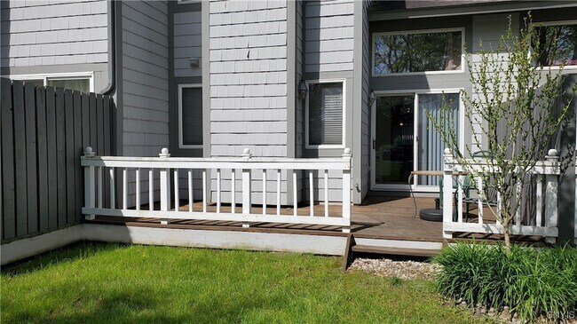 Building Photo - 461 Summerhaven Dr N