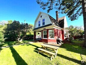 Building Photo - Newly Renovated Studio in Unbeatable Locat...