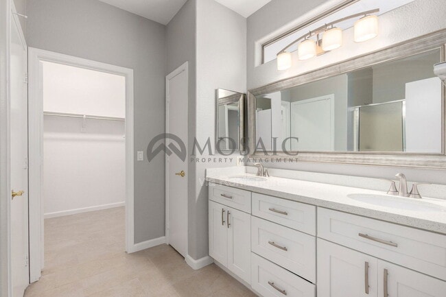 Building Photo - 1245 E Waterview Pl