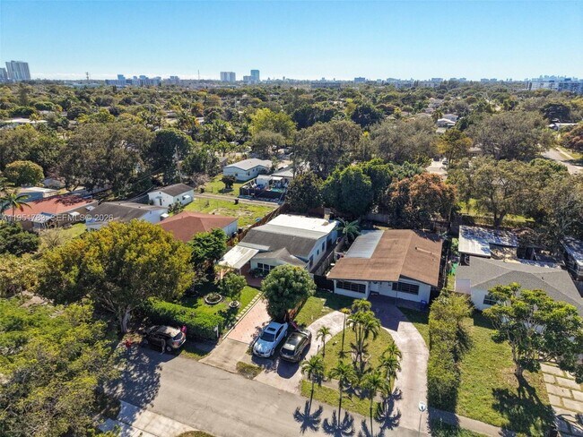 Building Photo - 1624 NE 175th St