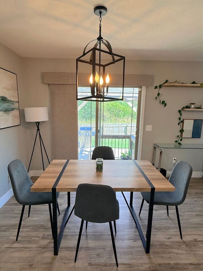 Building Photo - Fully Furnished 3 Bed / 2 Bath Home in Nixa