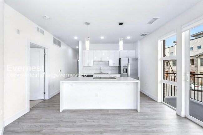 Building Photo - 3500 S Corona St